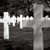 Known but to God  Op de graven van (Amerikaanse) soldaten die in de oorlog gesneuveld zijn maar waarvan de naam niet bekend is, staat deze tekst ("Here Rests in Honored Glory a Comrade in Arms Known But to God"). Twee graven naar links het gedenkteken voor een Joods-Amerikaanse soldaat.