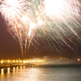 Vuurwerk in Dún Laoghaire  In de haven van Dún Laoghaire was vuurwerk als opening van een zeilevenement.