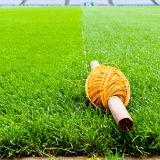 Richtlijn  Het koord waarlangs de medewerkers van het Croke Park stadion te Dublin met hun ('hand'-)grasmaaier de banen in het veld maaien.