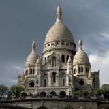 Sacre Coeur  Geschoten in HDR om details te behouden bij fel zonlicht.